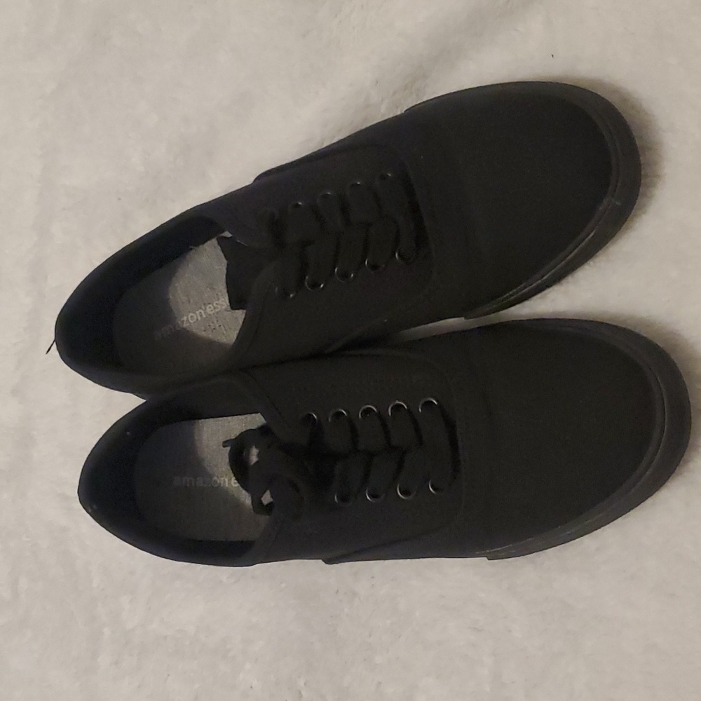 Amazon Basics 7.5 Black Sneakers